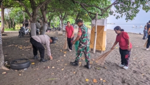 Beach Cleaning Day di Pantai Sulanyah Wujud Sinergi Desa dan Aparat Jaga Kebersihan Pesisir