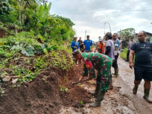 Danramil Busungbiu Pimpin Langsung Gotong Royong Pembersihan Longsor di Dapdap Putih.