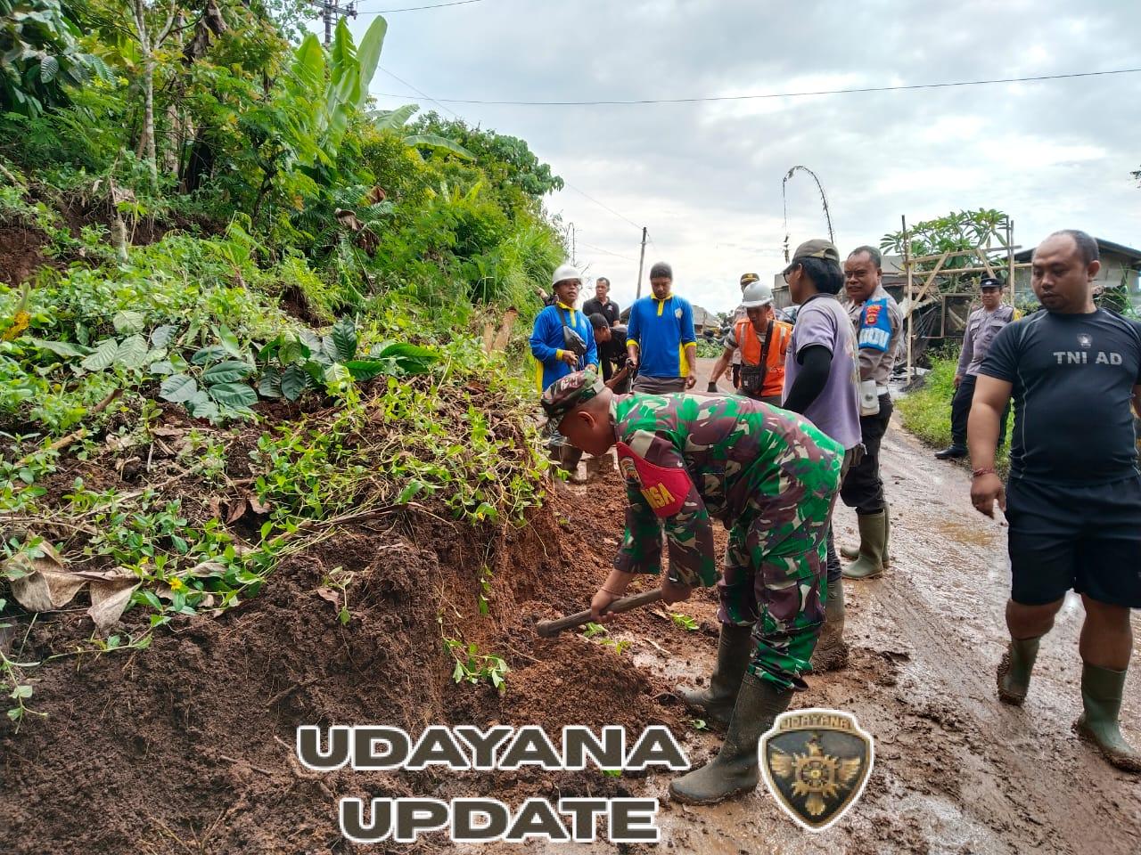 Danramil Busungbiu Pimpin Langsung Gotong Royong Pembersihan Longsor di Dapdap Putih.