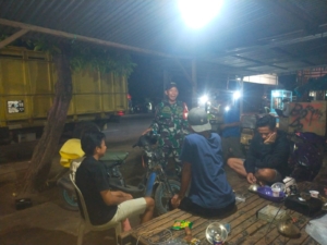 Ciptakan Rasa Aman, Koramil Lape Lopok Gelar Patroli Malam Wilayah