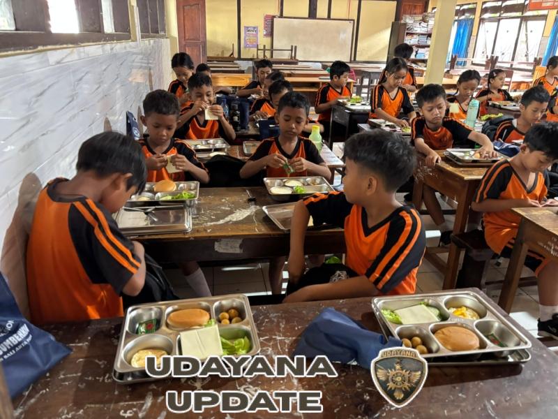Dampingi Yayasan Bali Arta Pardana, Babinsa Pastikan Ribuan Pelajar di Sumberkima Terima Menu Sehat Berupa Burger dan Kelengkeng