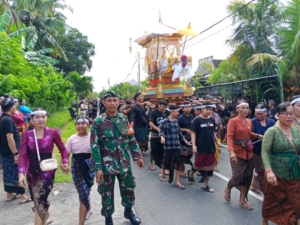 Babinsa Desa Baluk Jadi Garda Terdepan Jaga Ketertiban Prosesi Ngaben Warga Jembrana