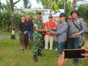 Kegiatan Reboisasi di Pura Taman Pecampuhan Dihadiri dan Dipantau Babinsa Desa Abuan