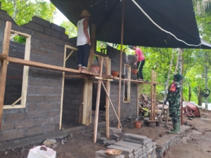 Babinsa Tegallinggah Turut Dampingi Pembangunan Rumah Warga Kurang Mampu