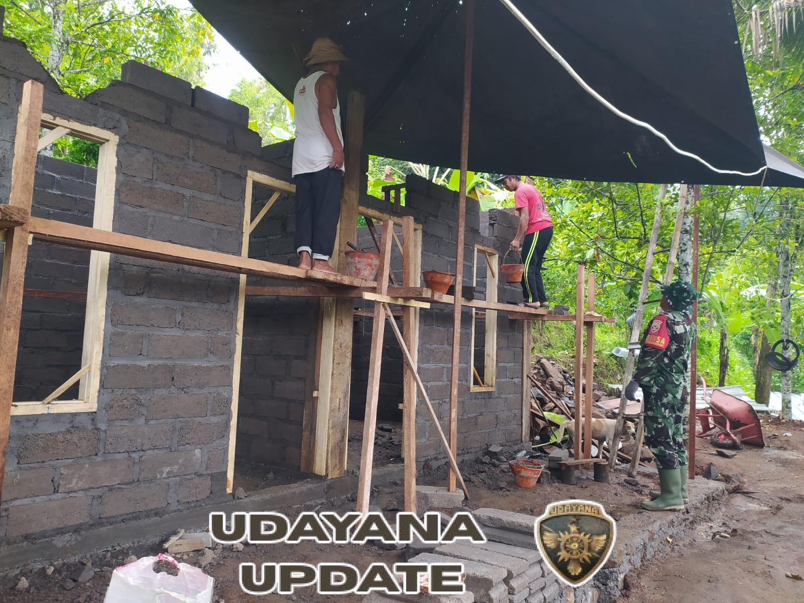 Babinsa Tegallinggah Turut Dampingi Pembangunan Rumah Warga Kurang Mampu