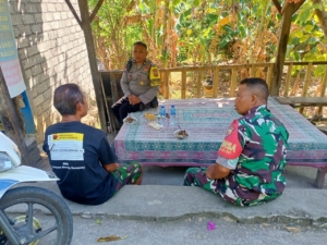 Pererat Sinergitas TNI–Polri, Babinsa dan Bhabinkamtibmas Laksanakan Komsos Bersama Warga Desa Sulanyah