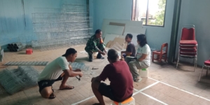 Babinsa Tampekan Rakit Rak Ayam Petelur, Dukung Ketahanan Pangan Desa