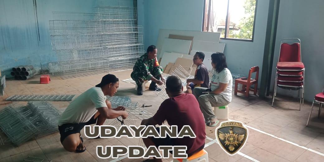 Babinsa Tampekan Rakit Rak Ayam Petelur, Dukung Ketahanan Pangan Desa