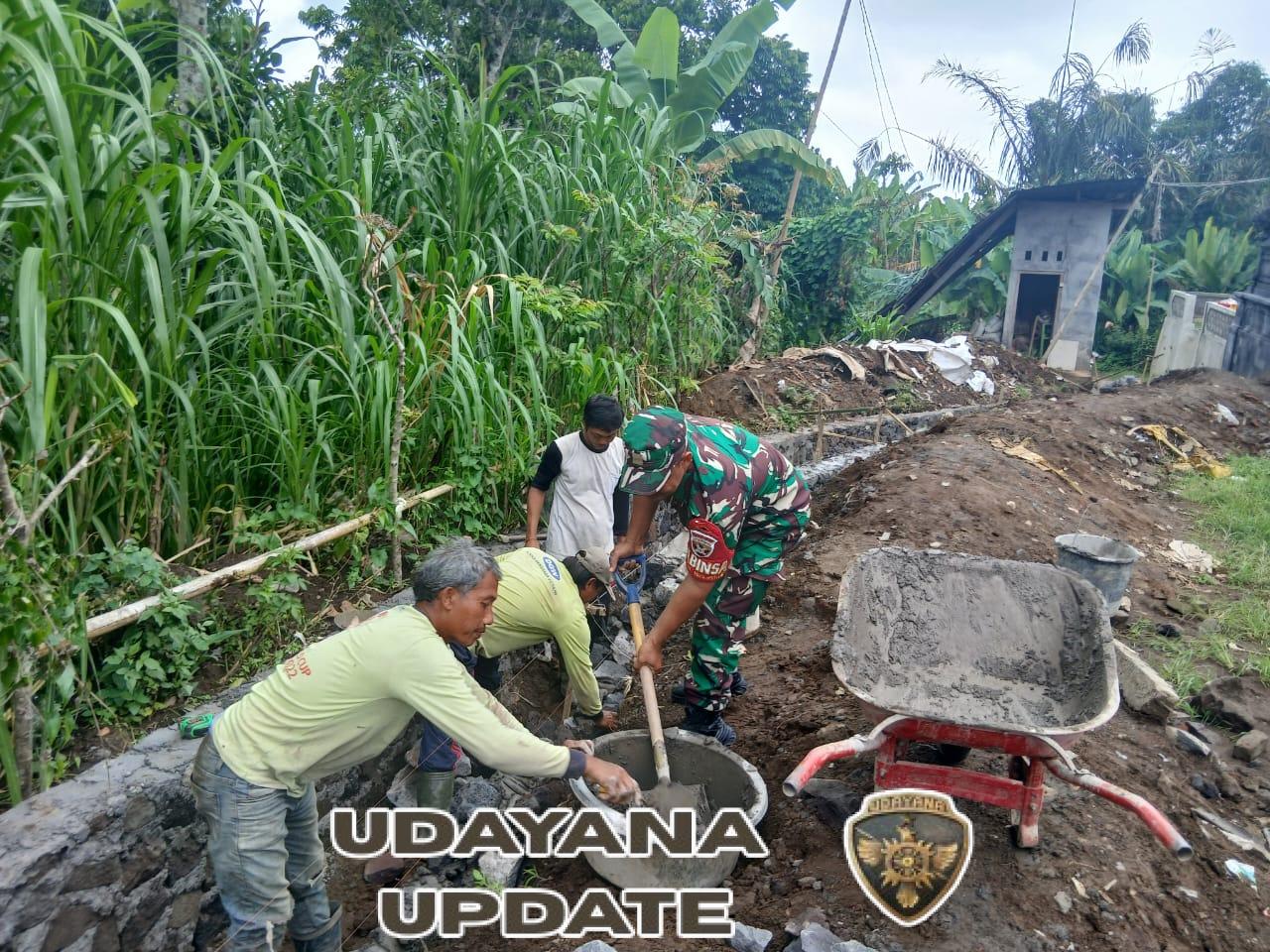 Babinsa Desa Lembean Bersama Warga Gelar Gotong Royong Pembuatan Drainase 