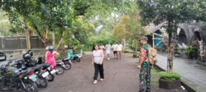 Ciptakan Rasa Aman: Babinsa Desa Tembuku Pantau Obyek Wisata Tukad Cepung