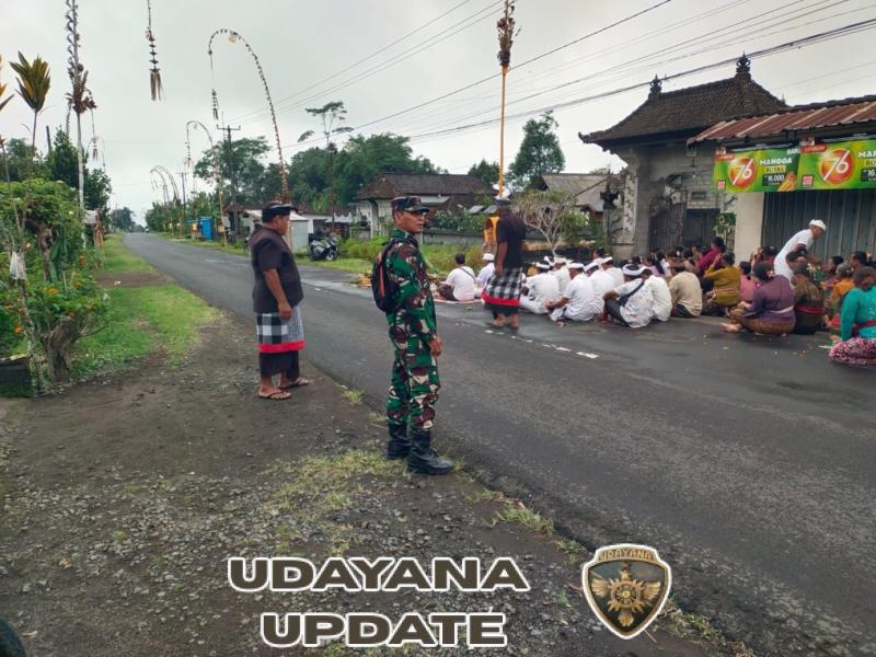 Agar Berjalan Aman, Babinsa Kayubihi Bersama Pecalang Amankan Prosesi Upacara Mecaru Ke Enem