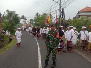 TNI Polri Dan Pecalang Di Desa Aan Bersinergi Gelar Pengamanan Upacara keagamaan