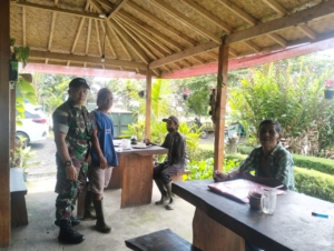 Tingkatkan Silahturahmi Jaga Hubungan Baik, Babinsa Bakas Komsos Bersama Warga