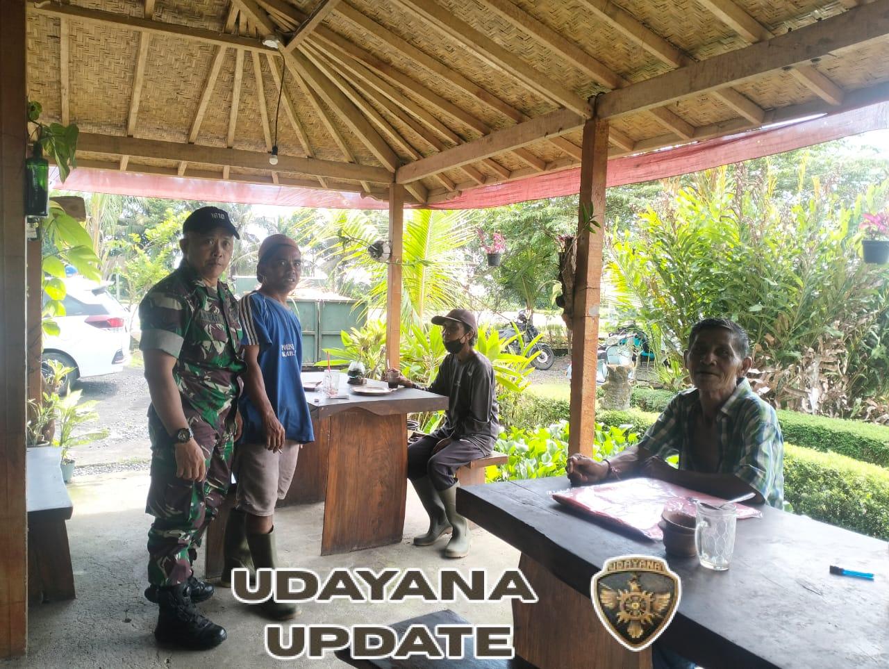 Tingkatkan Silahturahmi Jaga Hubungan Baik, Babinsa Bakas Komsos Bersama Warga