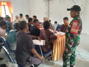 Babinsa Koramil Seteluk Dampingi Penyaluran Kartu KSB MAJU di Desa Desaloka