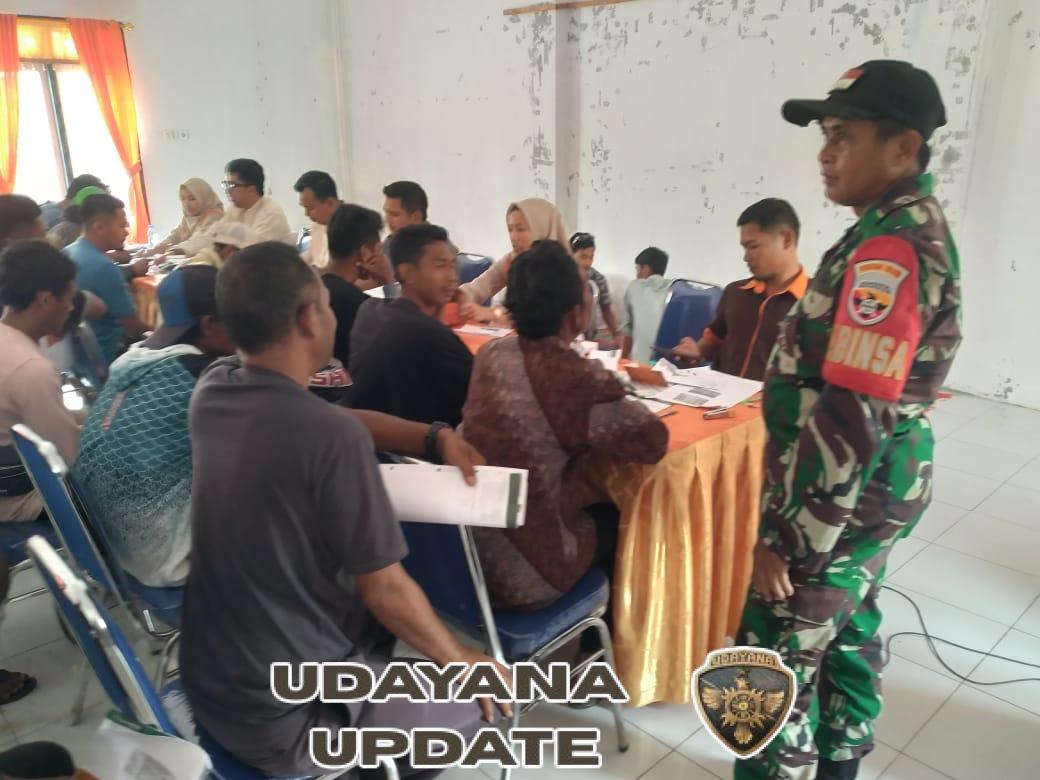 Babinsa Koramil Seteluk Dampingi Penyaluran Kartu KSB MAJU di Desa Desaloka