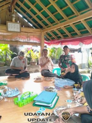 Babinsa Desa Rempe Laksanakan Komsos, Bahas Pendataan Bantuan Bibit Padi dan Kebersihan Lingkungan