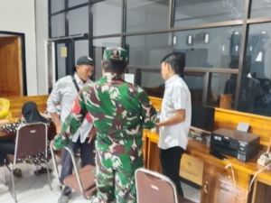 Babinsa Desa Tapir Perkuat Sinergi Lewat Komsos Bersama Staf Desa
