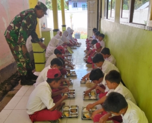 Babinsa Koramil Seteluk Dampingi Program Makan Bergizi Gratis di SDN 1 Seteluk