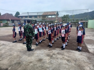 Babinsa Koramil Sukasada Tanamkan Jiwa Kepemimpinan kepada Calon OSIS SMPN 2 Sukasada*