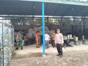 Babinsa dan Bhabinkamtibmas Kawal Rapat Transformasi Posyandu Enam Bidang SPM di Desa Petandakan”