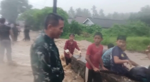 Tanggap Darurat Kodim 1617/Jembrana di Tengah Hujan Deras