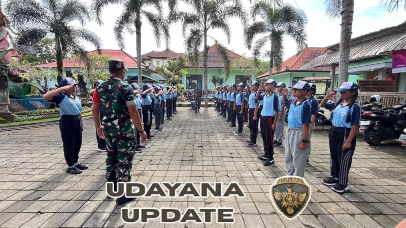Babinsa 01/Bangli Gelar Latihan PBB untuk Membentuk Disiplin dan Kepemimpinan Siswa