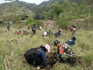 Babinsa Batur Tengah Hadiri Karya Bakti Penanaman Pohon di Pura Pasar Agung