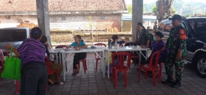 Optimalkan Layanan Kesehatan Balita, Babinsa Sampalan Tengah Hadir damping Posyandu