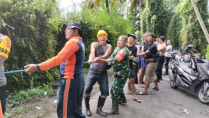 Babinsa Desa Jagaraga Bersama Koramil 1609-09/Sawan Gotong Royong Bangun RTLH Warga*