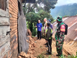 Tembok Rumah Warga Desa Galungan Jebol Diterjang Bencana Alam, Babinsa Lakukan Koordinasi dengan Pihak Terkait