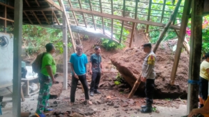 Babinsa Pangkungparuk Laksanakan Monitoring Longsor Tebing di Dusun Laba Sari Akibat Hujan Deras