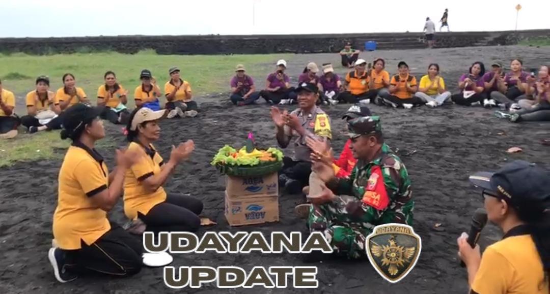 Babinsa Takmung Gelar Pengamanan Senam Bersama Dan Aneka Lomba Ibu PKK Di Pantai Lepang