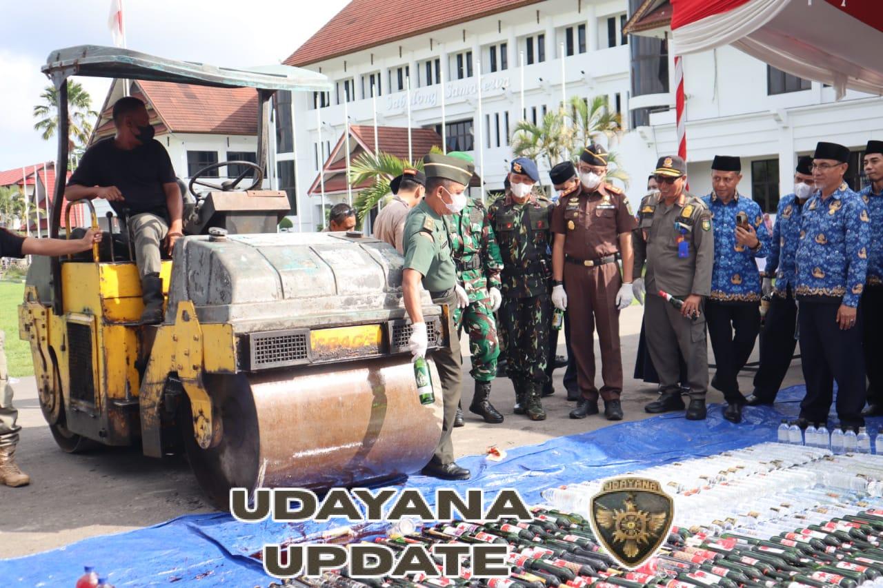 Dukung Penegakan Perda, Kasdim 1607/Sumbawa Saksikan Pemusnahan Barang Bukti Miras