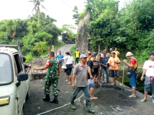 Babinsa Saba Sigap Bantu Warga, Jalan Penghubung Desa Adat Saba–Adegan Kembali Bisa Dilalui