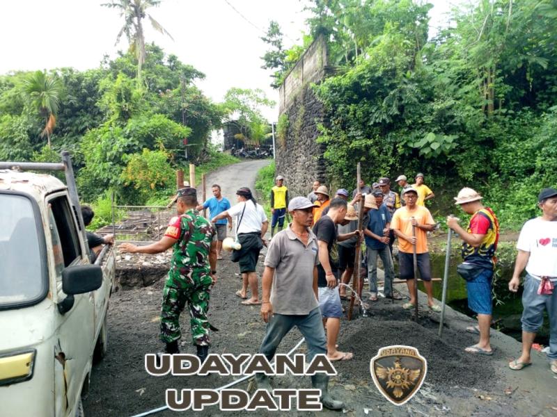 Babinsa Saba Sigap Bantu Warga, Jalan Penghubung Desa Adat Saba–Adegan Kembali Bisa Dilalui