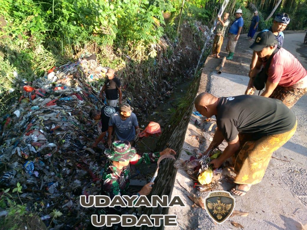 Babinsa Saba Gerak Cepat, Pimpin Gotong Royong Bersihkan Sungai Pasca Hujan Deras