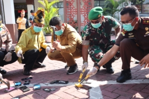 Barang Bukti Kejahatan Dimusnahkan, Dandim 1607/Sumbawa: Jangan Sampai Kembali Meresahkan Warga