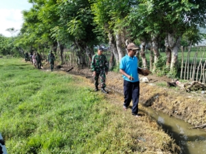 Dukung MT I, Koramil 1607-02/Empang Cek Jalur Irigasi P3A Rabayung di Desa Pemasar