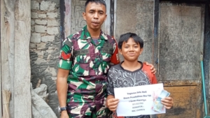 Babinsa Klumpu Salurkan Dana Pendidikan Yayasan Satu Hati Bali Kepada Gede Dan Kadek