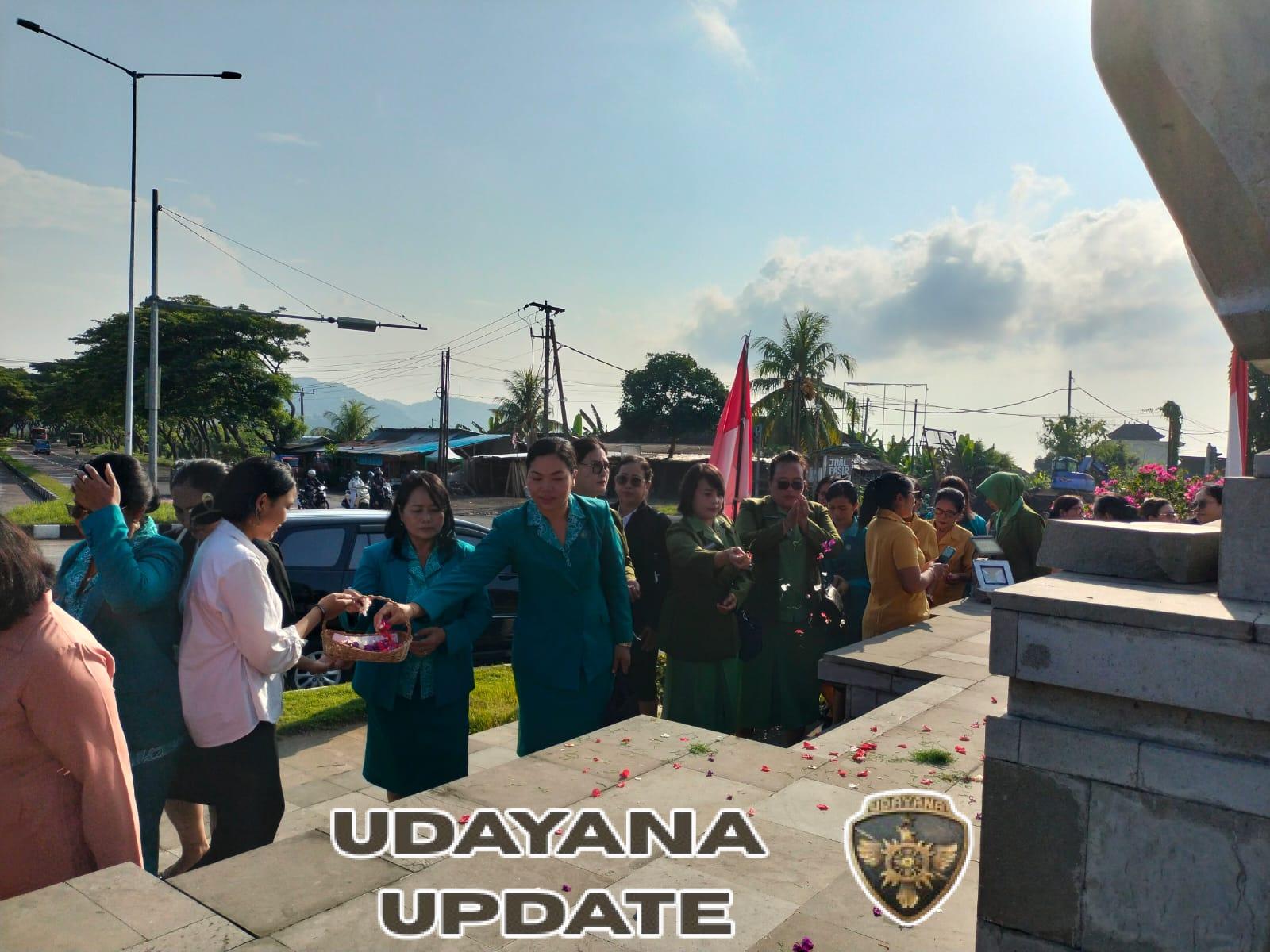 Peringatan hari Ibu Ke 97 Di Klungkung Diwarnai Ziarah