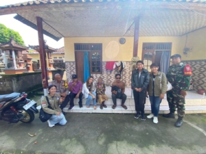 Sambut HUT Ke 32, Bank Prasta Salurkan Sembako Dikawal Babinsa Paksebali