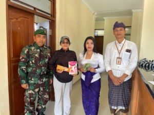 Babinsa Tohpati Dampingi Pemdes Salurkan PMT Dan Vitamin Bagi Bumil Dan Anak Stunting