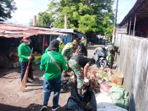 Kodim 1624/Flotim Gotong Royong Cegah Wabah Penyakit di Pasar Inpres Larantuka
