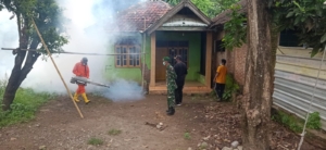 Koramil 1607-06/Lape Lopok Turun Langsung Awasi Fogging DBD di Kecamatan Lopok