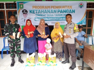 Sertu Syamsu Wijaya Kawal Bantuan Beras dan Sembako untuk 130 KK Desa Baru