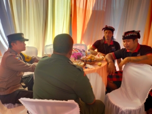 Babinsa Desa Bubunan Laksanakan Komsos pada Acara Pernikahan Tokoh Masyarakat, Perkuat Sinergitas dengan Warga