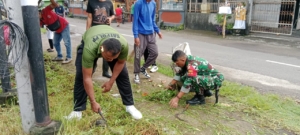 Antisipasi Banjir, Babinsa Sertu Suwardi Gerakkan Gotong Royong Bersihkan Sampah di Mendoyo Dauh Tukad