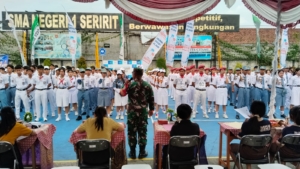 Babinsa dan Bhabinkamtibmas Amankan Lomba Gerak Jalan HUT ke-51 SMA Negeri 1 Seririt