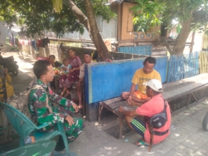 ‎Sambangi Desa Binaan, Babinsa Koramil Utan Tegaskan Pentingnya Persatuan dan Lingkungan Sehat